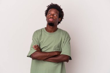 Beyaz arka planda izole edilmiş genç Afrikalı Amerikalı adam tekrarlanan bir görevden bıktı..
