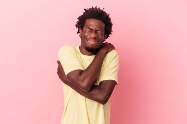 Genç Afro-Amerikan erkeği pembe arka planda izole edilmiş, güler yüzlü ve mutlu..