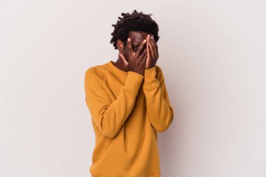 Genç Afrikalı Amerikalı adam beyaz arka planda izole edilmiş. Korkmuş ve gergin parmaklarıyla göz kırp..