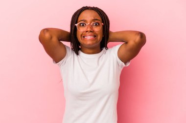 Genç Afrikalı Amerikalı kadın pembe arka planda izole edilmiş öfkeyle bağırıyor..