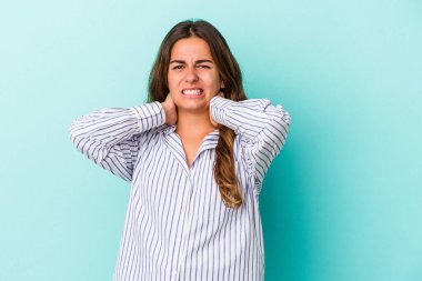 Kafkasyalı genç bir kadın mavi arka planda izole edilmiş kafasının arkasına dokunuyor, düşünüyor ve bir seçim yapıyor..