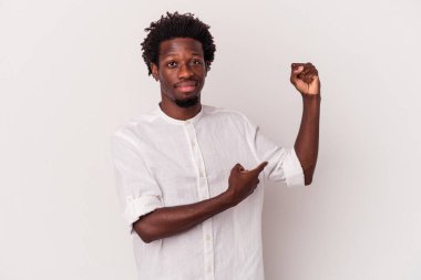 Beyaz arka planda izole edilmiş genç Afrikalı Amerikalı kadın gücünün sembolü olan kollarıyla güçlü bir hareket sergiliyor.