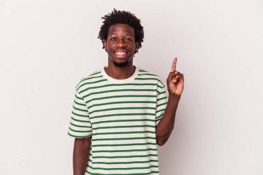 Beyaz arka planda izole edilmiş genç Afrikalı Amerikalı bir numara parmağıyla.