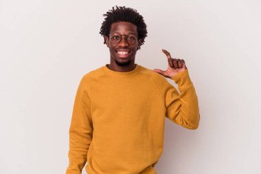 Genç Afro-Amerikalı adam beyaz arka planda izole edilmiş. Elinde parmakları olan, gülümseyen ve kendinden emin bir şey var..