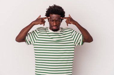 Beyaz arka planda izole edilmiş genç Afrikalı Amerikalı bir adam bir göreve odaklanmış, işaret parmaklarını işaret ediyor..