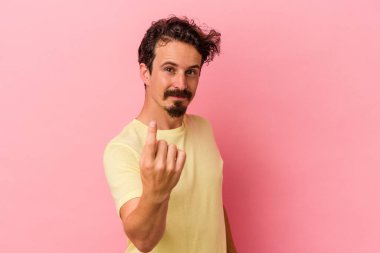Pembe arka planda izole edilmiş genç beyaz adam sanki seni davet ediyormuş gibi seni işaret ediyor..