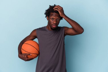 Basketbol oynayan genç Afro-Amerikalı adam mavi arka planda izole edilmiş ve şoka uğramış, önemli bir toplantıyı hatırladı..