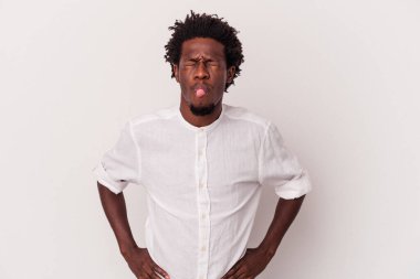 Genç Afrikalı Amerikalı adam beyaz arka planda izole edilmiş komik ve dost canlısı bir dil kullanıyor..