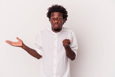 Beyaz arka planda izole edilmiş genç Afro-Amerikalı adam, kadının hiç parası olmadığını gösteriyor..