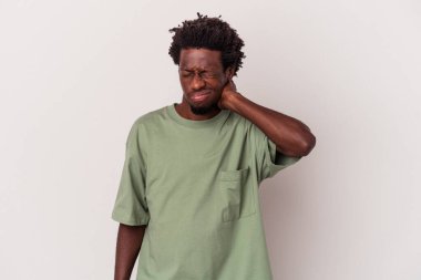 Beyaz arka planda izole edilmiş genç Afrikalı Amerikalı bir adam stresten dolayı boynu ağrıyor, masaj yapıyor ve elle dokunuyor..