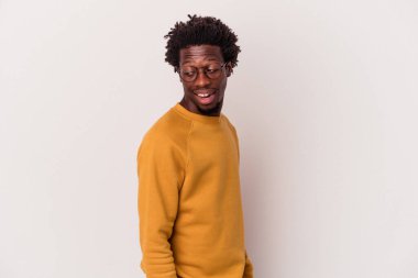 Beyaz arka planda izole edilmiş genç Afrikalı Amerikalı. Gülümsüyor, neşeli ve keyifli..