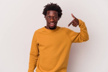 Genç Afro-Amerikan adam beyaz arka planda izole edilmiş. Elle bir gömlek fotokopi alanını gösteriyor. Gururlu ve kendinden emin.