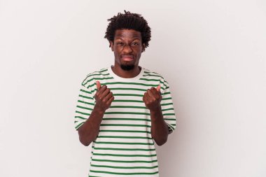 Beyaz arka planda izole edilmiş genç Afro-Amerikalı adam, kadının hiç parası olmadığını gösteriyor..