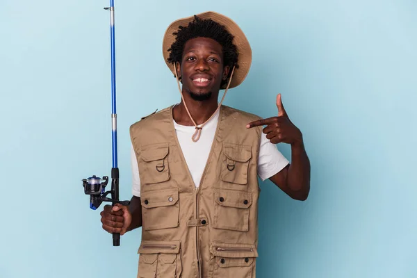 Молодий Афроамериканець Рибалка Тримає Стрижень Ізольований Синьому Фоні Людини Вказує — стокове фото