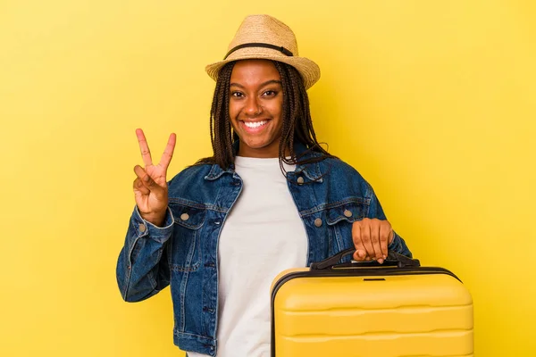 Молода Афроамериканська Мандрівниця Тримає Валізу Ізольовану Жовтому Тлі Показує Номер — стокове фото