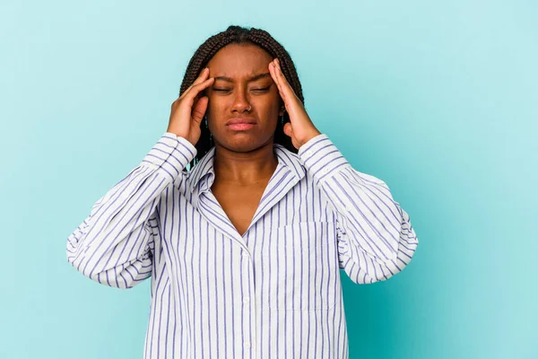 Junge Afroamerikanerin Isoliert Auf Blauem Hintergrund Berührt Schläfen Und Hat — Stockfoto