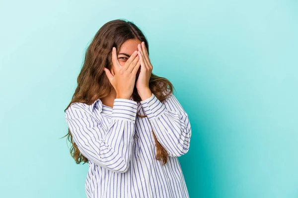 Jonge Blanke Vrouw Geïsoleerd Blauwe Achtergrond Knipperen Camera Door Vingers — Stockfoto