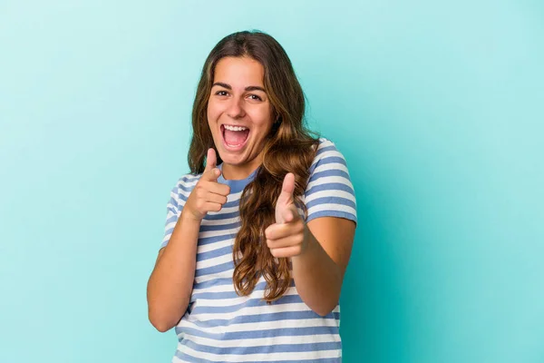 Giovane Donna Caucasica Isolata Sfondo Blu Che Punta Davanti Con — Foto Stock