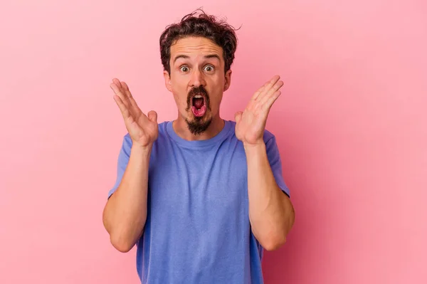 Young Caucasian Man Isolated Pink Background Surprised Shocked — Stock Photo, Image