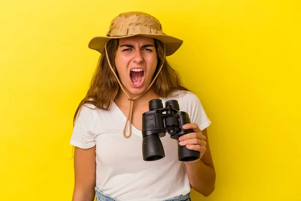 Junge Kaukasische Frau Mit Fernglas Isoliert Auf Gelbem Hintergrund Schreit — Stockfoto