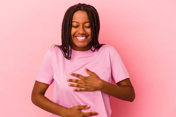 Jong Afrikaanse Amerikaanse Vrouw Geïsoleerd Roze Achtergrond Lacht Gelukkig Heeft — Stockfoto