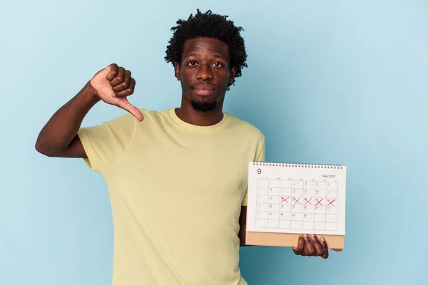 Jonge Afro Amerikaanse Man Die Kalender Geïsoleerd Houdt Blauwe Achtergrond — Stockfoto