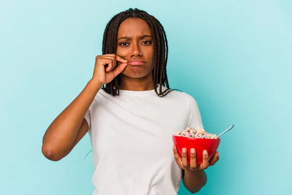 Ung Afroamerikansk Kvinna Håller Skål Med Spannmål Isolerad Blå Bakgrund — Stockfoto