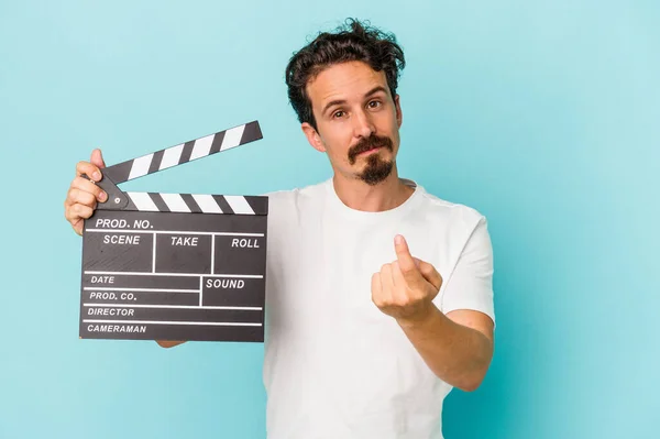 Young Caucasian Man Holding Clapperboard Isolated Blue Background Pointing Finger — Stock Photo, Image