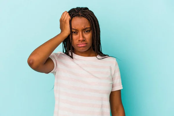 Mladý Africký Američan Žena Izolovaný Modrém Pozadí Unavený Velmi Ospalý — Stock fotografie