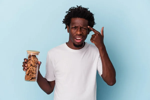 Mladý Africký Američan Drží Čokoládové Lupínky Sušenky Izolované Modrém Pozadí — Stock fotografie