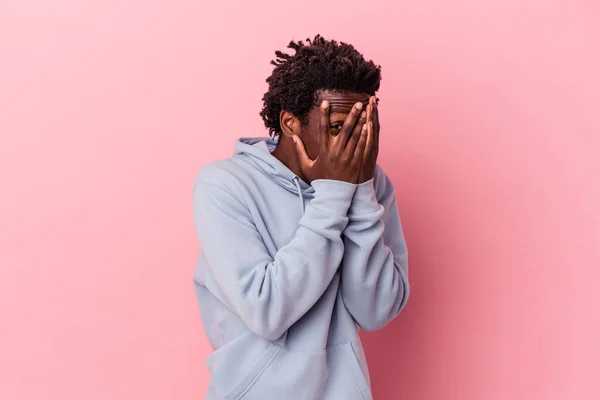 Young African American Man Isolated Pink Background Blink Fingers Frightened — Stock Photo, Image