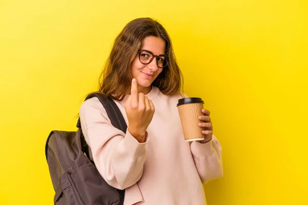 Jovem Estudante Caucasiano Segurando Café Isolado Fundo Amarelo Apontando Com — Fotografia de Stock