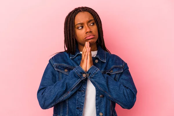 Jonge Afrikaans Amerikaanse Vrouw Geïsoleerd Roze Achtergrond Bidden Tonen Devotie — Stockfoto