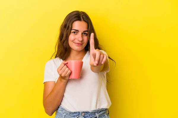 Ung Kaukasiska Kvinna Som Håller Mugg Isolerad Gul Bakgrund Visar — Stockfoto