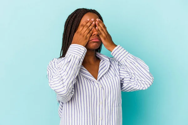 Joven Afroamericana Americana Aislada Sobre Fondo Azul Asustada Cubriendo Ojos —  Fotos de Stock