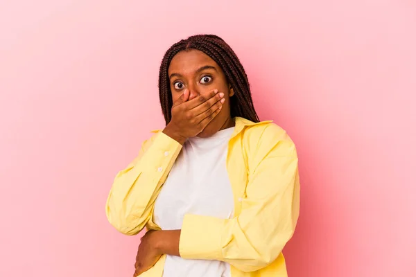 Jong Afrikaans Amerikaans Vrouw Geïsoleerd Roze Achtergrond Bang Bang — Stockfoto