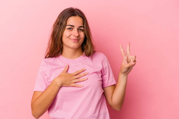 Mujer Joven Caucásica Aislada Sobre Fondo Rosa Haciendo Juramento Poniendo — Foto de Stock