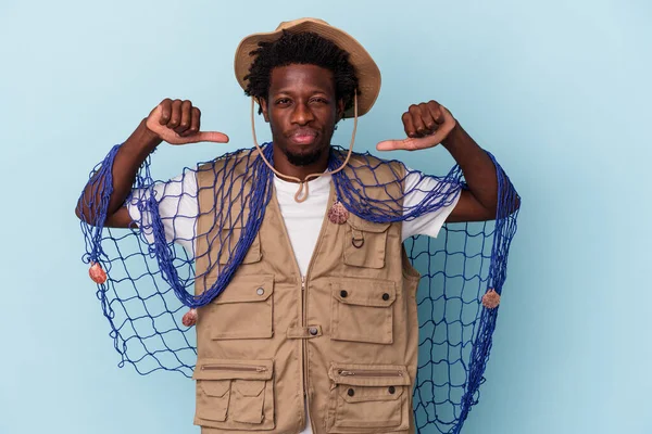Молодий Афроамериканець Рибалка Тримає Сітку Ізольовану Синьому Фоні Почувається Гордим — стокове фото