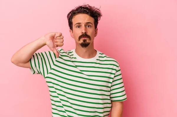 Young Caucasian Man Isolated Pink Background Showing Dislike Gesture Thumbs — Stock Photo, Image