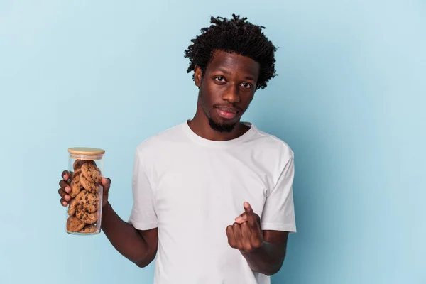Young African American Man Holding Chocolate Chips Cookies Isolated Blue — 스톡 사진