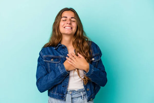 Mladá Běloška Izolovaná Modrém Pozadí Smějící Ruce Srdci Koncept Štěstí — Stock fotografie