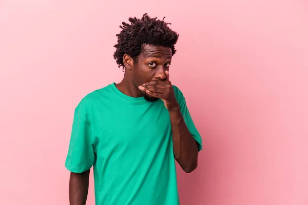 Junger Afrikanisch Amerikanischer Mann Isoliert Auf Rosa Hintergrund Der Mund — Stockfoto