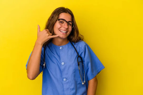 Junge Krankenschwester Isoliert Auf Gelbem Hintergrund Zeigt Handygeste Mit Fingern — Stockfoto