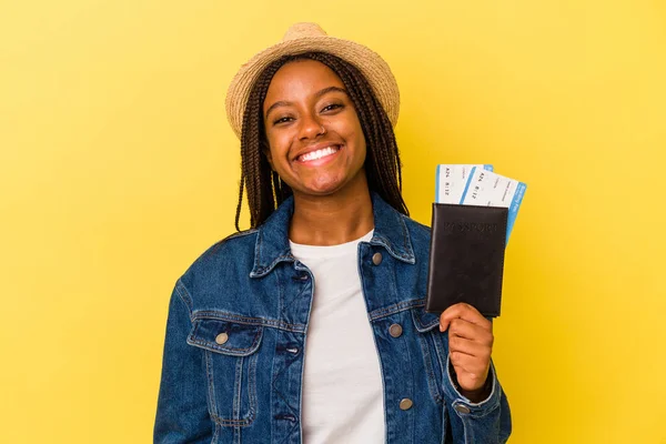 Jonge Afro Amerikaanse Vrouw Met Paspoort Geïsoleerd Gele Achtergrond Gelukkig — Stockfoto