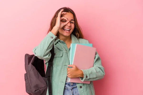 Joven Estudiante Caucásica Sosteniendo Libros Aislados Sobre Fondo Rosa Emocionado — Foto de Stock