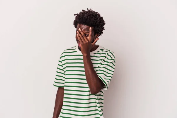 Junger Afrikanisch Amerikanischer Mann Auf Weißem Hintergrund Blinzelt Durch Finger — Stockfoto