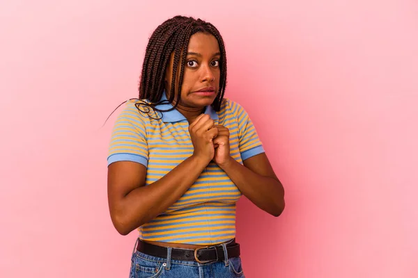 Jong Afrikaans Amerikaans Vrouw Geïsoleerd Roze Achtergrond Bang Bang — Stockfoto