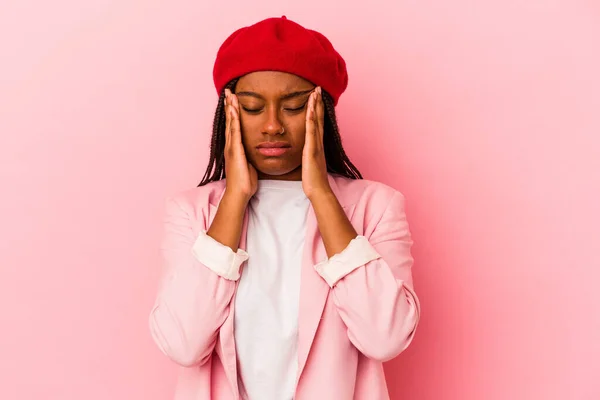 Mujer Afroamericana Joven Aislada Sobre Fondo Rosa Con Dolor Cabeza — Foto de Stock