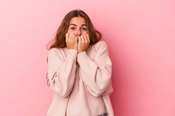 Jonge Blanke Vrouw Geïsoleerd Roze Achtergrond Bijten Nagels Nerveus Zeer — Stockfoto