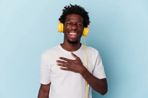 Joven Afroamericano Escuchando Música Aislada Sobre Fondo Azul Ríe Voz —  Fotos de Stock